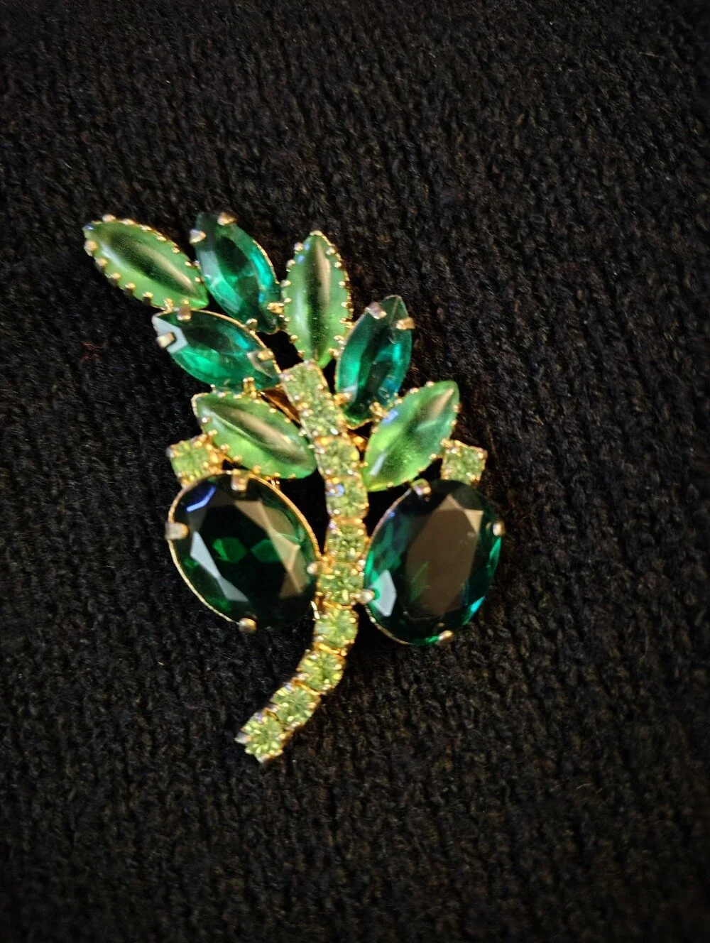 Vtg. Emerald Green/ Peridot Leaf Rhinestone Brooch by D&E Juliana Collection